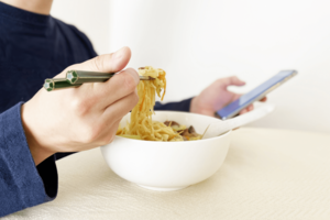 イヤホンやスマホ利用などの“ながら食い”でトラブルが起こることも多いラーメン店(写真はイメージです)