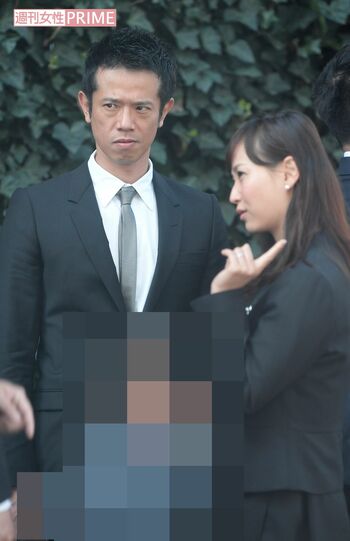 2018年、小学校の入学式に訪れた庄司と藤本