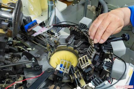 靴下を1足ずつ編み込んでいく機械が並ぶ工場内は、湿度を一定に保つように徹底管理されている　撮影／伊藤和幸