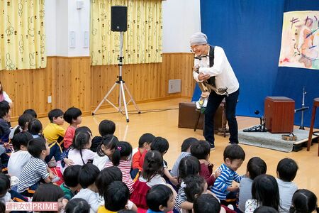 『おまじない』の歌で「ギュッてしてみよう!」と声をかけると、子どもたちもギュッ　撮影／伊藤和幸