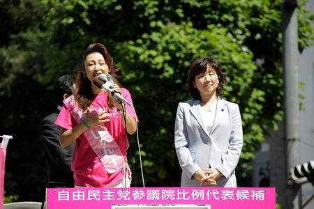2010年6月、三原じゅん子氏の初出馬の応援に駆けつけた野田聖子氏だが……