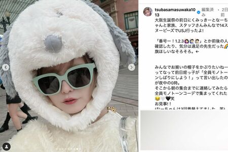 USJでスヌーピーの被り物ではしゃぐ様子をSNSに投稿した益若つばさ（本人のインスタグラムより）