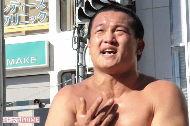 東京・高円寺の路上でパフォーマンスをする、ごっちゃんこさん