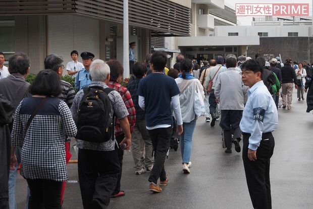 那覇地裁。22枚の傍聴券に対し、早朝から500人あまりの人が列に並んだ