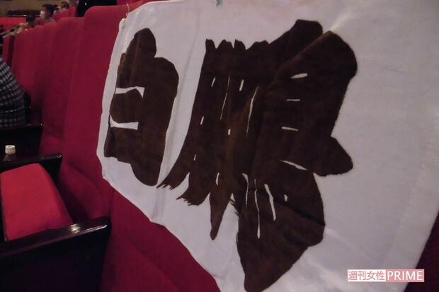 令和2年大相撲7月場所。隣の人と3席空けて座るため、隣の席に応援の手ぬぐいを（筆者撮影）