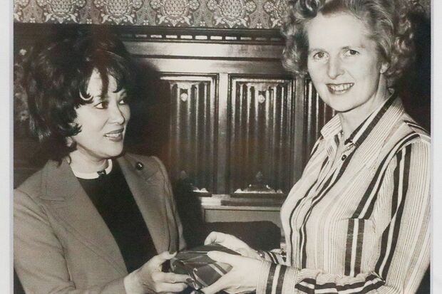 昭和44年からワイドショー『3時のあなた』の司会を5年間担当。中東の戦地やマーガレット・サッチャー英国首相らを取材し、ジャーナリストとして活躍。同49年、参議院選に出馬し当選。18年間、議員を務めた