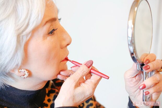 化粧をする姿も美しいカルーセル麻紀