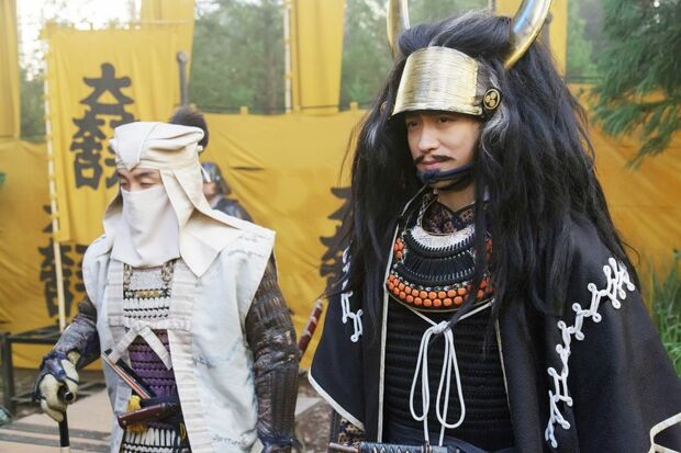 関ヶ原の合戦を前に、石田三成率いる西軍の陣で肩を並べた三成と大谷吉継。吉継の頭巾姿に注目！（NHK提供）