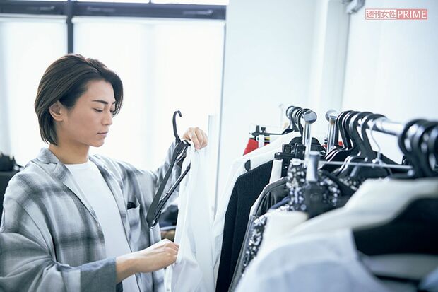 衣装を確認し、総スパンコールの濃紺スーツなど3ポーズをセレクト　撮影／廣瀬靖士