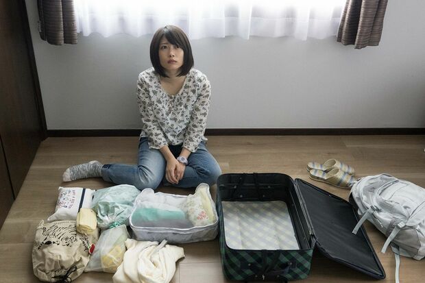 理不尽な世の中を痛感する未芙由　(c)フジテレビ