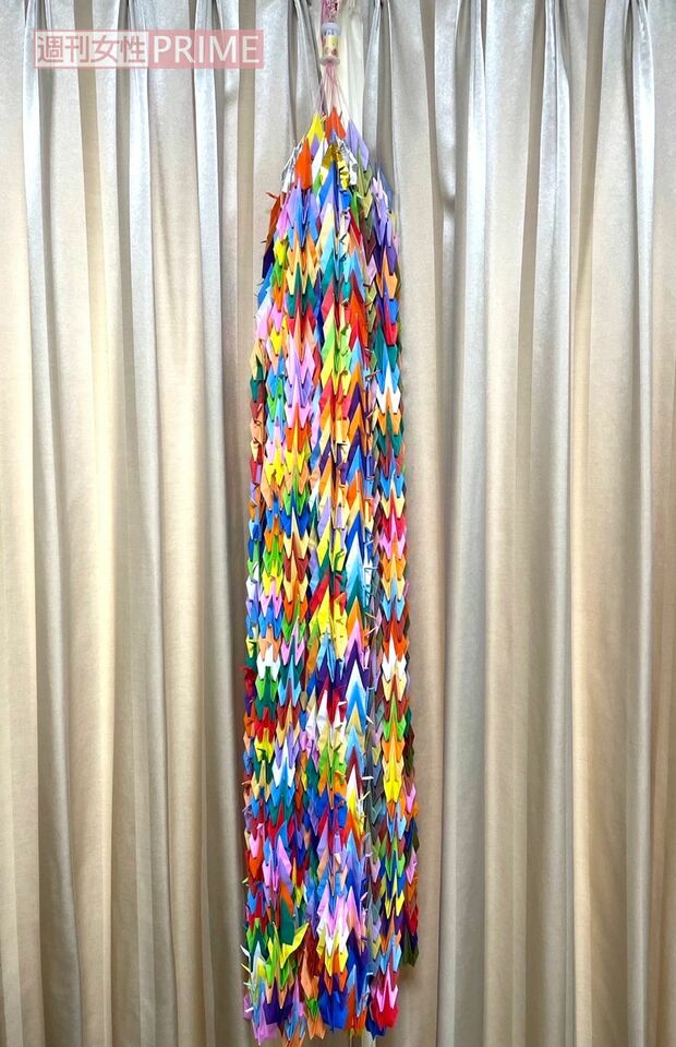 家族みんなで折ってくれた千羽鶴。最初の寛解導入療法中に完成し、テレビ電話で見せてもらい、家族の愛を感じたという