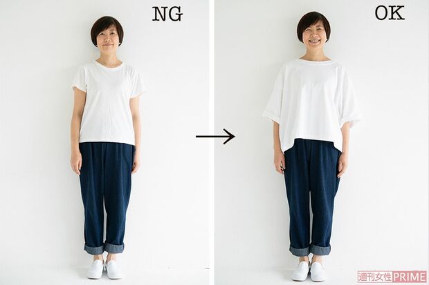 （左）ベーシックなコットンTシャツは肉感を拾い、二の腕やおなかが目立つので×　（右）身幅が広く、肩まわりのラインを隠すドロップショルダーが◎