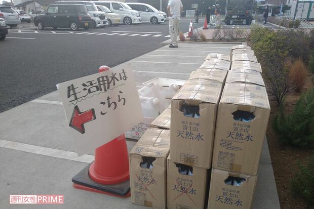 三保の市民サービスセンターに設けられた給水所。今も断水は続いている