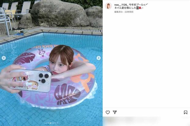 《今年初プール》というコメントとともにピンクの水着ショットを披露した辻希美と俳優の杉浦太陽の長女・希空(本人のインスタグラムより)