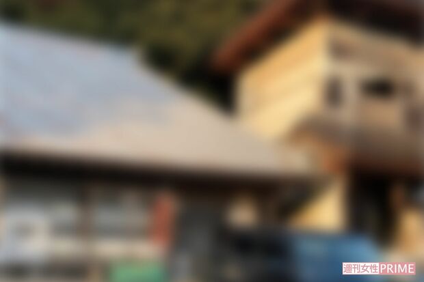 阿天坊翔也容疑者宅は粗い修繕跡が目立ち、ゴミ屋敷のように不要物が堆積していた