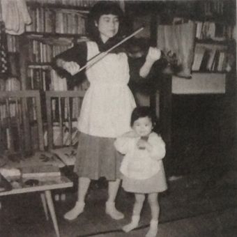 夫の蔵書に囲まれて好きなバイオリンを弾く時間が癒しだった