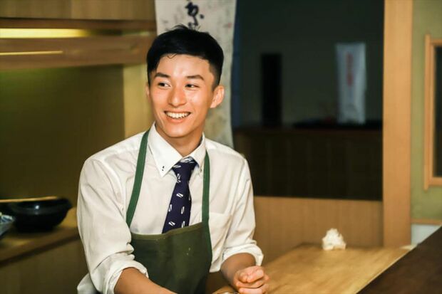 見習い時代の崎容疑者（SNSより）