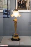 映画祭で受賞した際に与えられたトロフィーをランプにリメークし、玄関で使用していた 撮影/齋藤周造