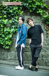 左から平間壮一、柿澤勇人　撮影／廣瀬靖士