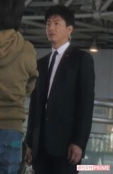 ＊全身）『BG』撮影中のスーツ姿の木村。この日はほとんどNGなしで快調な撮影だった