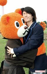 高校生と武士の一人二役で主演したドラマ『サムライ・ハイスクール』の現場密着で日本テレビのキャラクター“ダベア”とじゃれあう、おちゃめっぷりも（'09年撮影）撮影／週刊女性写真班