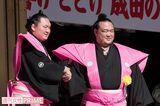2017年2月3日、成田山新勝寺の節分会で握手した白鵬（左）と稀勢の里　撮影／廣瀬靖士