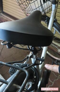 被害者が指し示すのは、盗難防止のためサドルをフレームにくくりつけた結束バンド。「もう、2度とやられないように」と