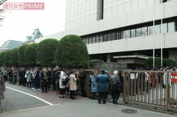 東京地裁正門には裁判を傍聴しようと、27席に350人あまりが列を作った
