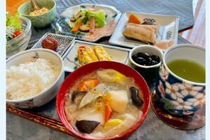 豚汁、肉じゃが、きんぴら、さばの塩焼き、野菜など朝からバランスのとれたボリュームメニューが坂本流