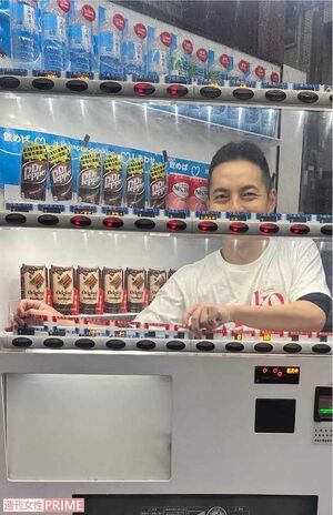 飲み物を温かいものに切り替える錦笑亭満堂。気候の変化でタイミングが難しいという