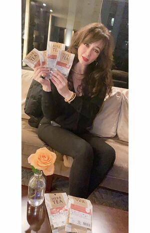 ハマっているハーブを披露するマリアン