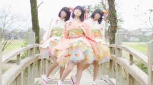 福岡のご当地アイドルだった時代の今田美桜（画像中央）。当時18歳だった（「SAGEMONGIRLSさげもんガールズ」YouTubeチャンネルより※画像は一部加工）