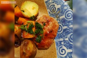 ひき肉ははんぺんと混ぜて、しょうが、みりん、しょうゆ、オイスターソースを隠し味にお団子に。仕込んでおけば、あらゆる料理に使える