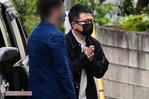 直撃を受ける宮迫博之(2021年4月)