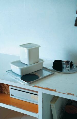 (5)朝食用のグラノーラやコーヒーの道具などはトレイにまとめて動かしやすく