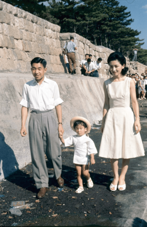 1960年代、'62年8月、美智子さま、浩宮さま(現・天皇陛下)とご一緒に沼津御用邸の浜辺を散策されて(撮影/JMPA)