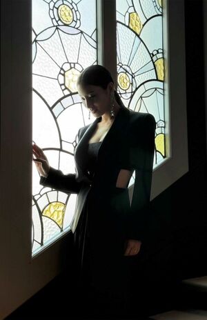 土屋太鳳は大胆に肌見せした黒のドレスを着用（ジョルジオアルマーニの公式Xより）