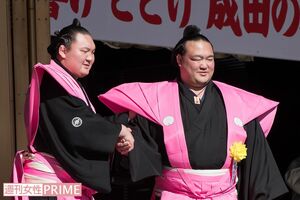 2017年2月3日、成田山新勝寺の節分会で握手した白鵬（左）と稀勢の里　撮影／廣瀬靖士