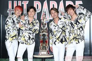 『THEカラオケ★バトル』（テレビ東京系）のトロフィーとともに。左からATSUSHI、YOUSUKE、OSA、GACKY