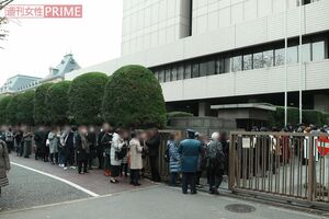 東京地裁正門には裁判を傍聴しようと、27席に350人あまりが列を作った