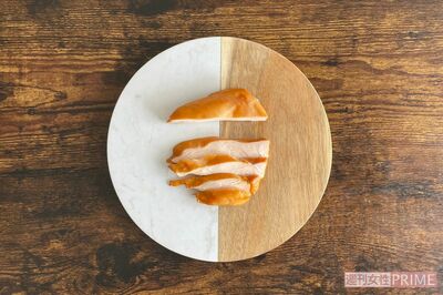 (1)包丁を使って、サラダチキンを縦長に8等分にカットする