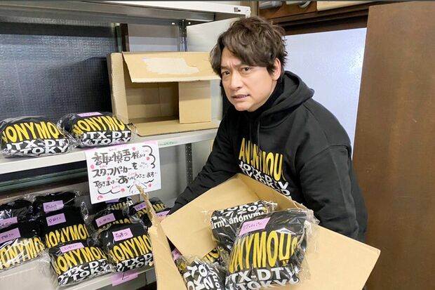 香取がロゴをデザインしたというパーカには、スタッフ一人ひとりの名前が！（公式SNSより）