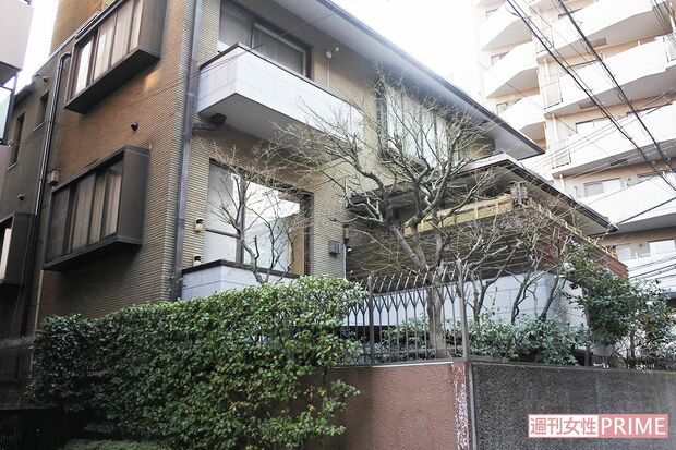 渋谷区神泉町にある石原容疑者の自宅には複数の防犯カメラと鉄壁のガードが築かれている。また、犬のフンの取り締まりにもうるさかった