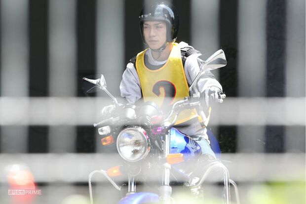 '12年、自動車学校で教習を受けている錦戸亮