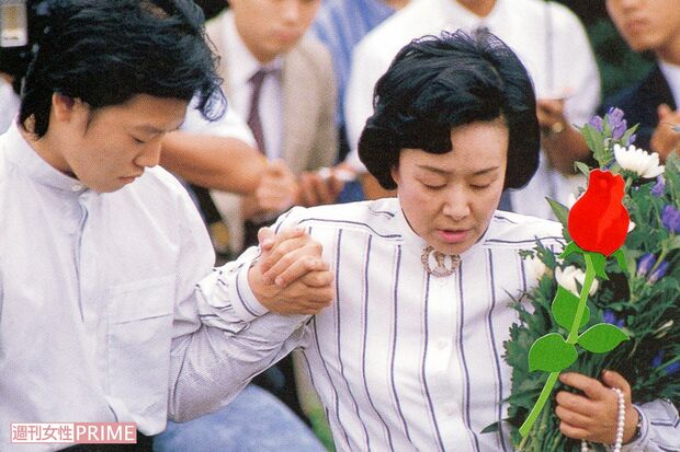 体調を崩し始めた1987年、ひばり（50）をエスコートする加藤