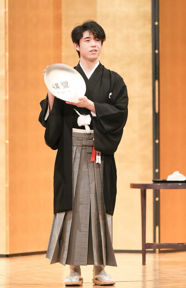 賞杯を受け取り記念撮影。「昨日対局があって寝つけるか心配でしたが、しっかりと寝れました」撮影／日本雑誌協会代表