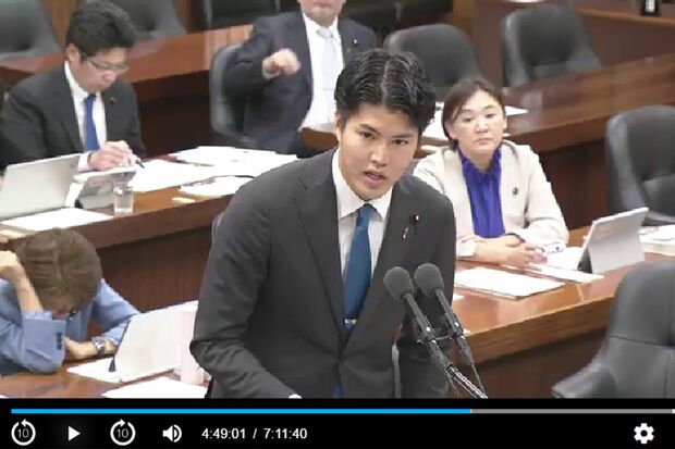 質問者の左後ろに映る法務委員会審議中の立憲民主党・鎌田さゆり議員（「衆議院インターネット審議中継」より）