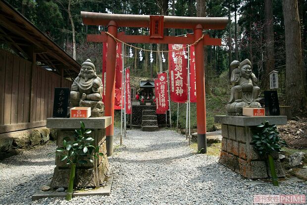 大黒様と恵比須様の先にはお稲荷様。あちこちに神様が　撮影／齋藤周造