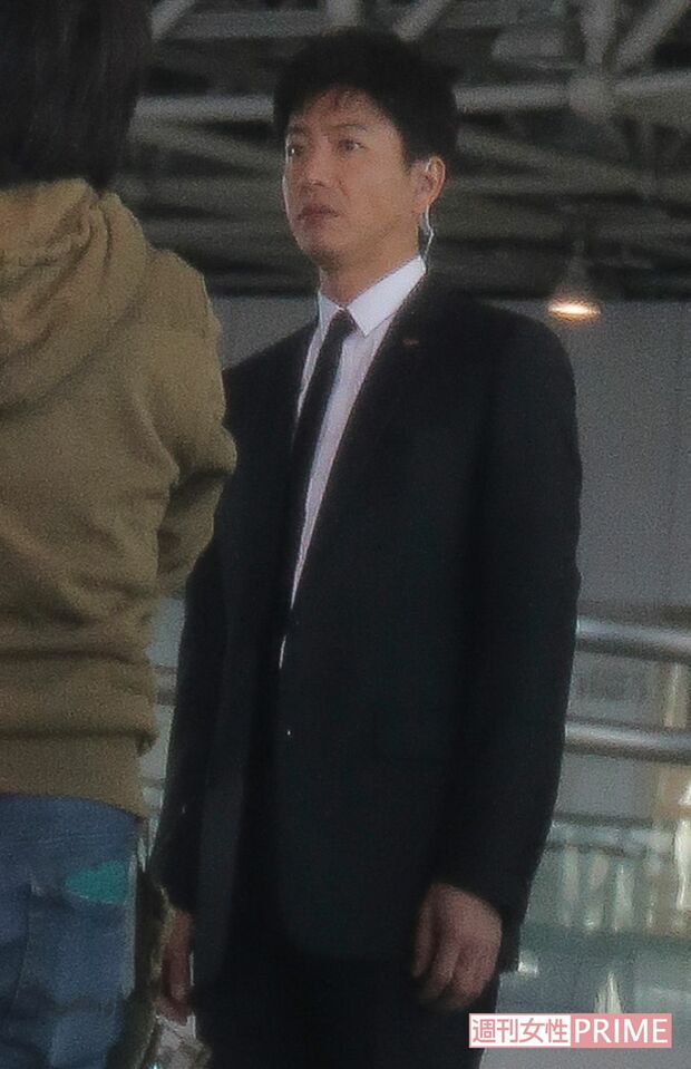 ＊全身）『BG』撮影中のスーツ姿の木村。この日はほとんどNGなしで快調な撮影だった