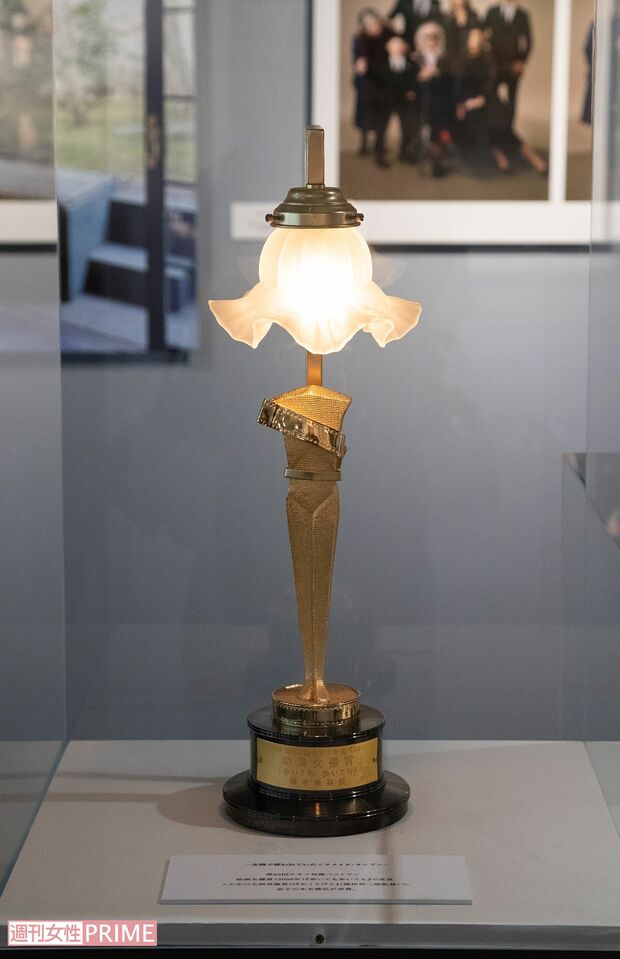 映画祭で受賞した際に与えられたトロフィーをランプにリメークし、玄関で使用していた　撮影／齋藤周造
